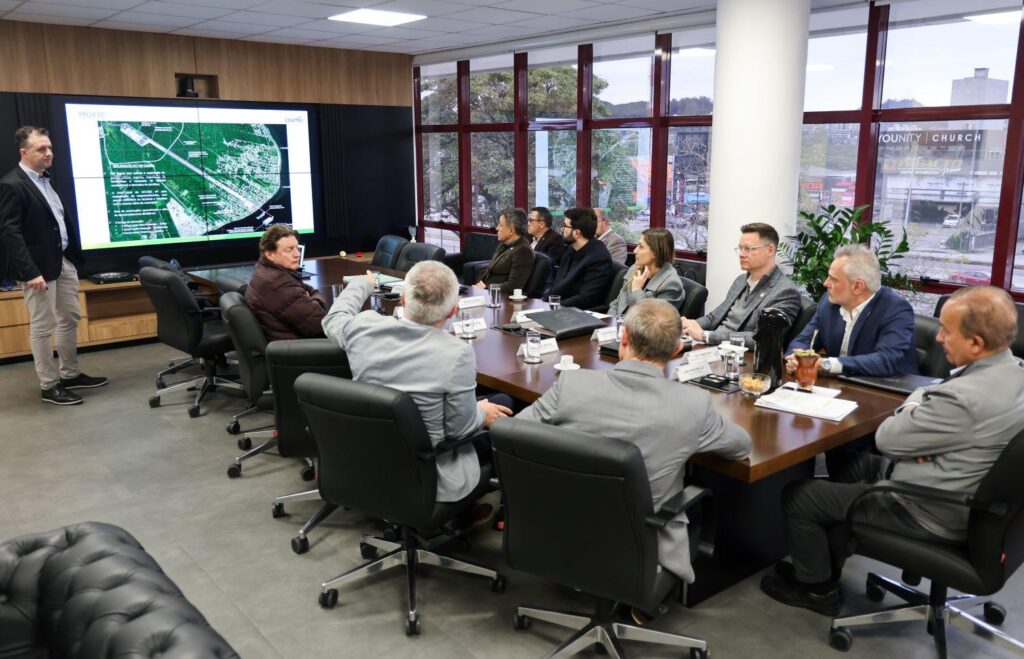 Reunião entre executivos da cooperativa e o governador de Santa Catarina, Jorginho Mello