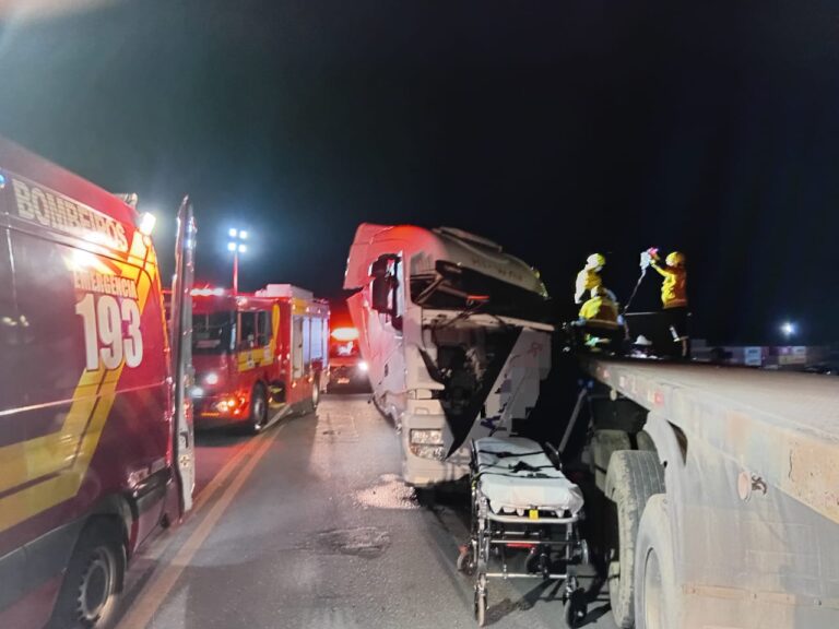 Caminhoneiro fica ferido em colisão na Estrada José Alves e mobiliza equipes de resgate em Itapoá