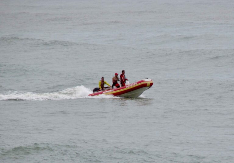 Bombeiros retomam buscas por criança desaparecida no mar em Itapoá
