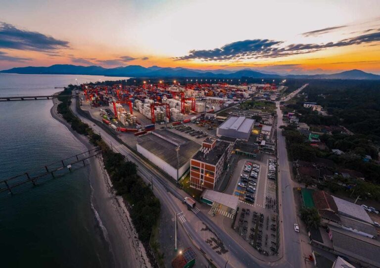 Porto Itapoá abre vagas para pessoas com Ensino Médio incompleto e reforça compromisso com inclusão e desenvolvimento local