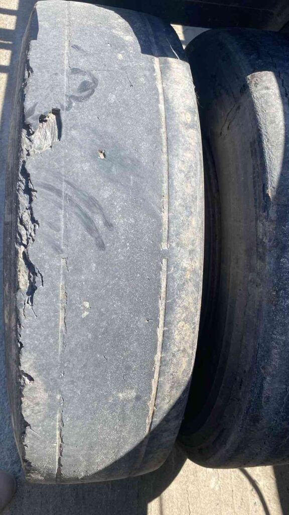 Pneu-sem-condicoes-de-uso-na-retroarea-itapoa