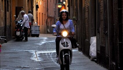 moça andando de ciclomotor