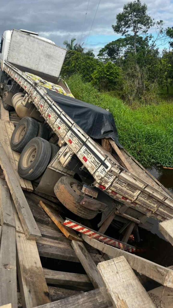 Caminhão tombado 