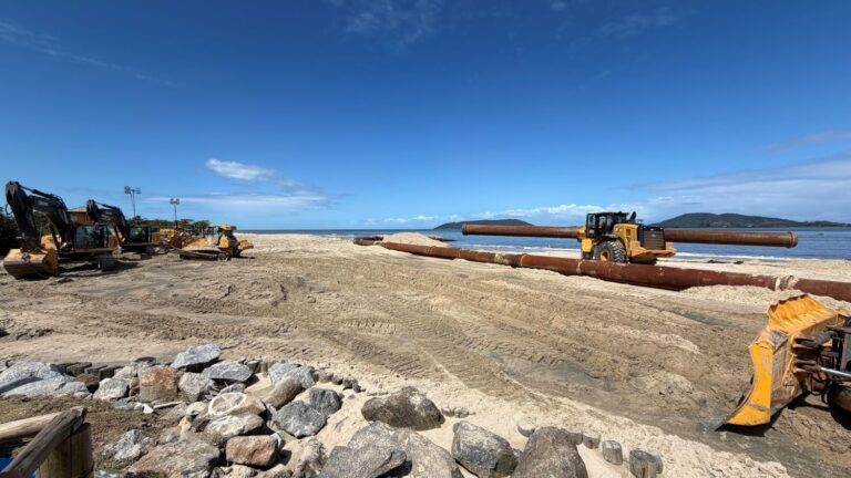 Obra de alargamento da praia avança em Itapoá, mas uso da orla ainda exige atenção