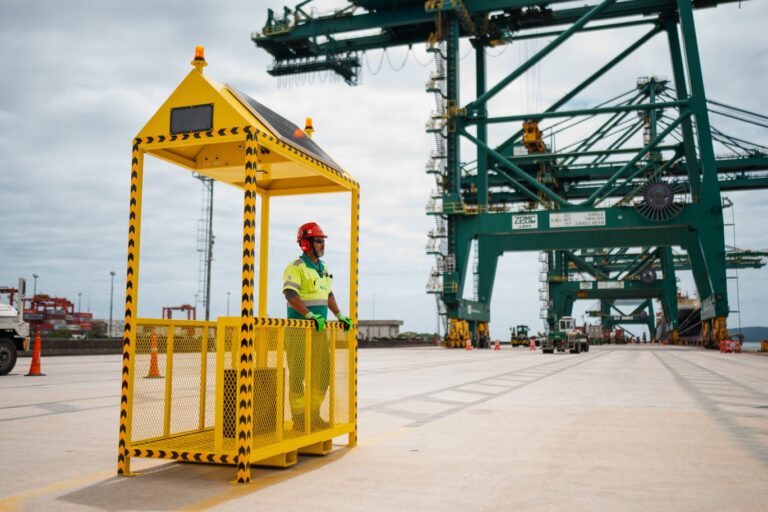 Porto Itapoá implementa estações para segurança e fluidez operacional no cais