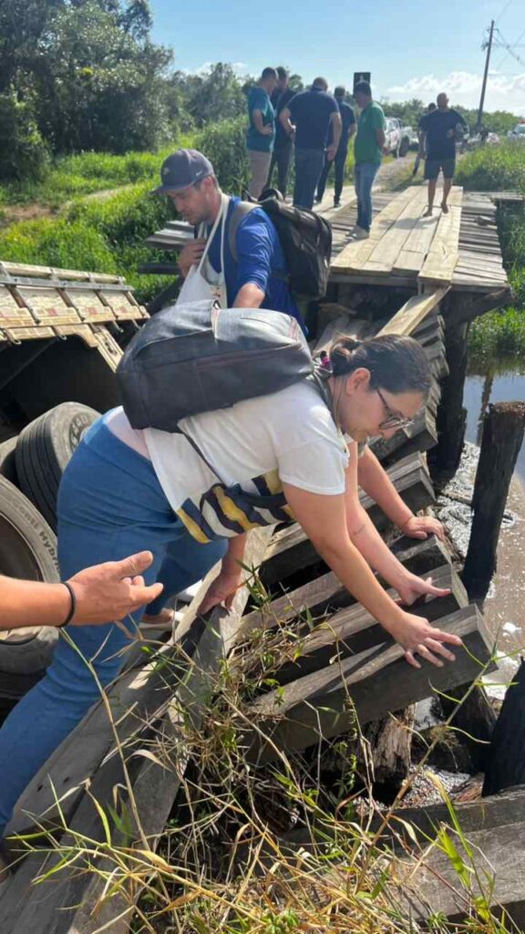 Pessoas atravessando a ponte