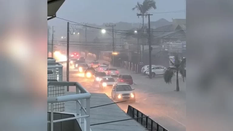 Chuva intensa provoca queda de energia em mais de 13 mil unidades em Itapoá