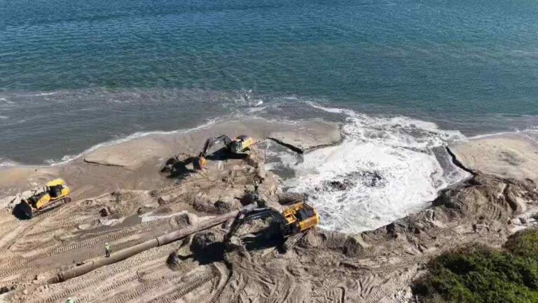Maior obra de alargamento de praia do Brasil ultrapassa 50% de execução em Itapoá