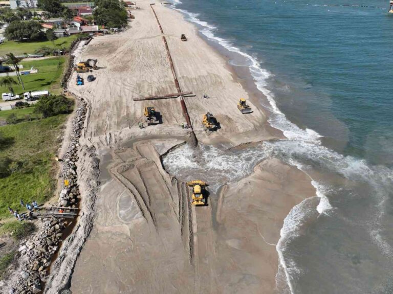Itapoá começa a instalar passarelas de acesso à praia após alargamento da faixa de areia