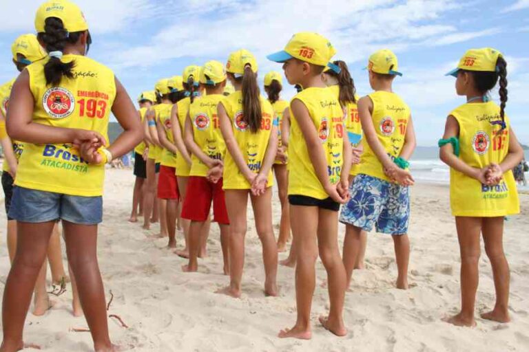 Projeto Golfinho inicia atividades em Itapoá e reforça educação para segurança no mar