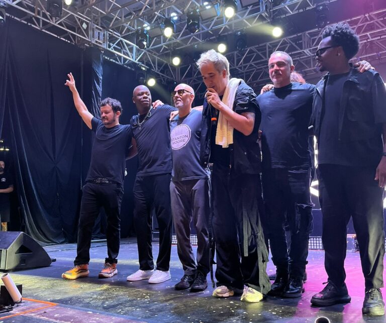 Além da música: show do Jota Quest em Itapoá destaca ação solidária em apoio a Caetano e Joaquim