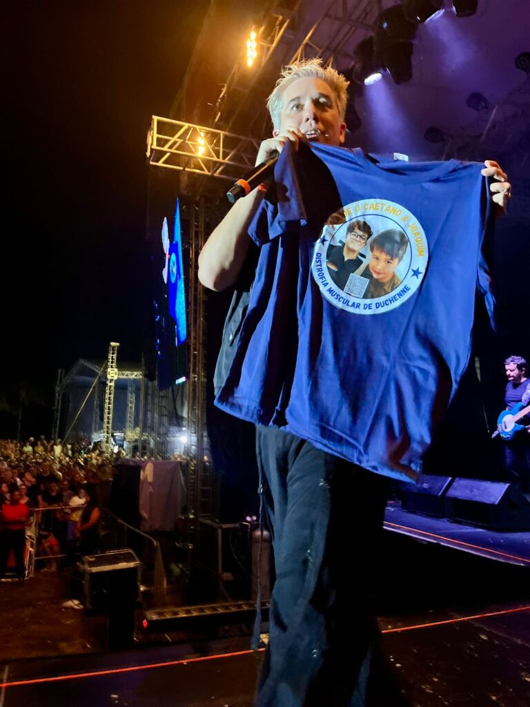 Rogério Flausino Jota Quest com a camiseta Caetano e Joaquim