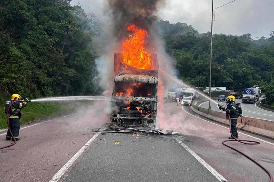 Incendio-destroi-cabine-de-caminhao-de-cerveja-na-BR-376-e-carga-saqueada-CBSC