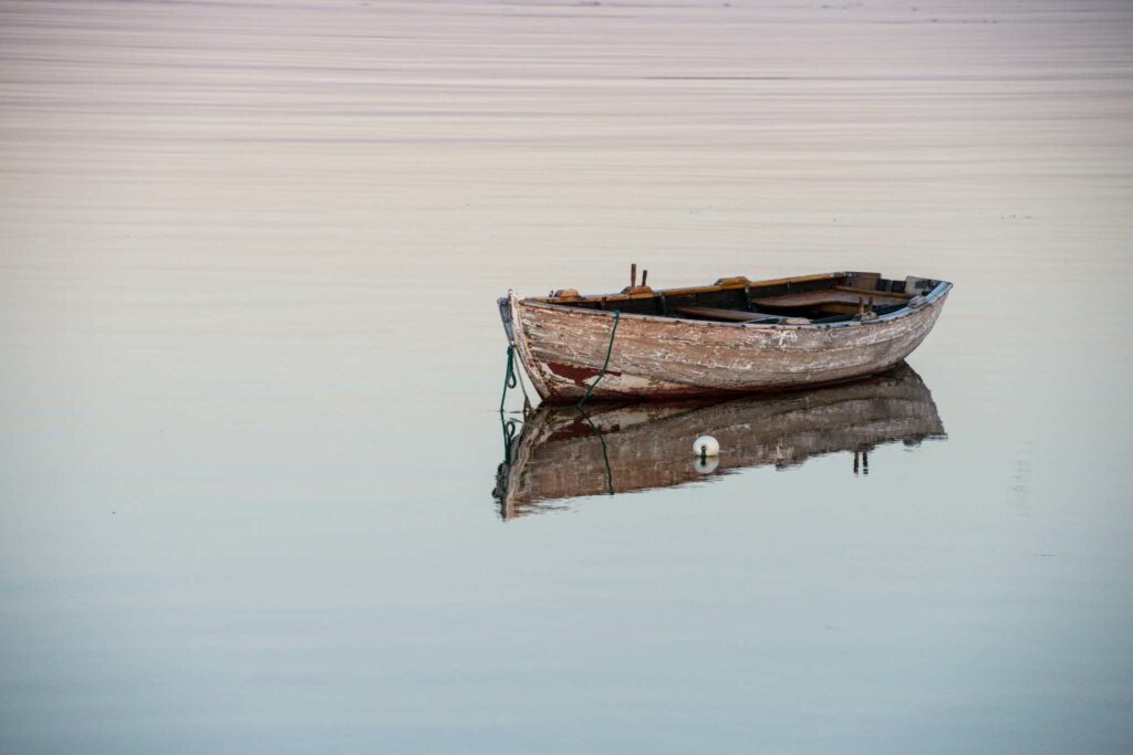 foto-incrivel-de-um-velho-barco-de-madeira-em-um-lago-reflexivo.jpg