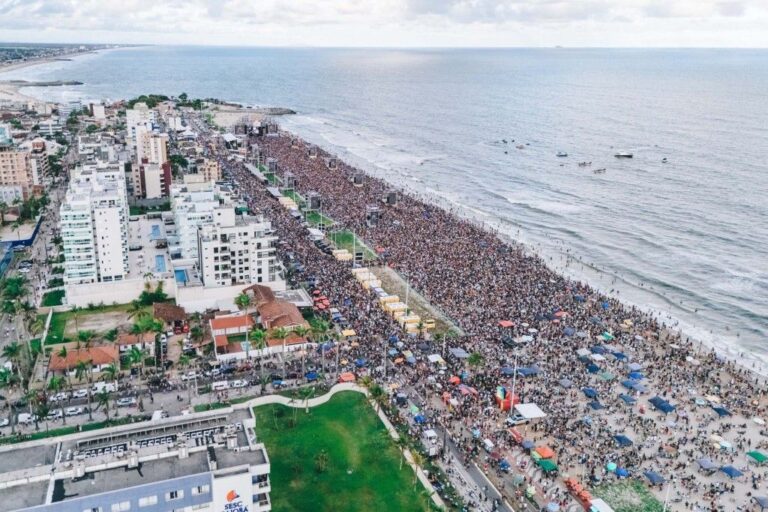 Gusttavo Lima reúne multidão em Matinhos e marca um dos maiores públicos do Verão Maior Paraná
