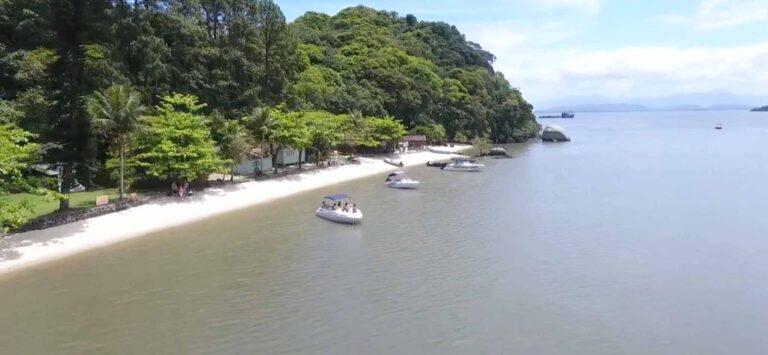 Naufrágio próximo à Ilha das Flores mobiliza resgate e atendimento emergencial em São Francisco do Sul