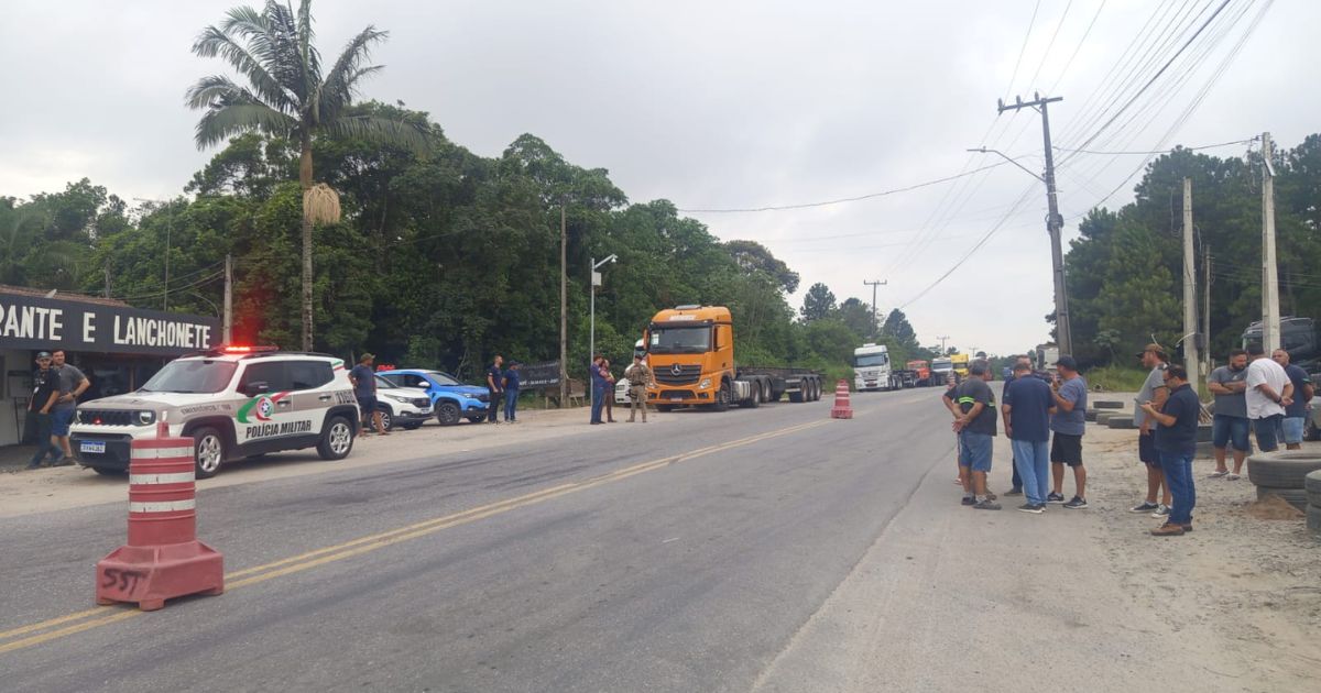 Greve de caminhoneiros paralisa fretes internos no Porto Itapoá nesta quinta-feira
