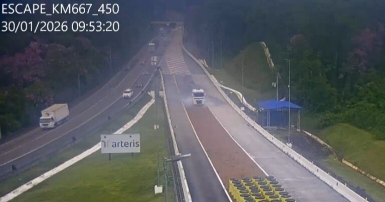 Falha nos freios leva caminhão à área de escape na BR-376 e evita acidente grave na Serra do Mar