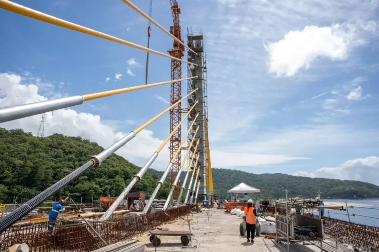 Último cabo de aço da Ponte de Guaratuba deve ser instalado na virada do mês