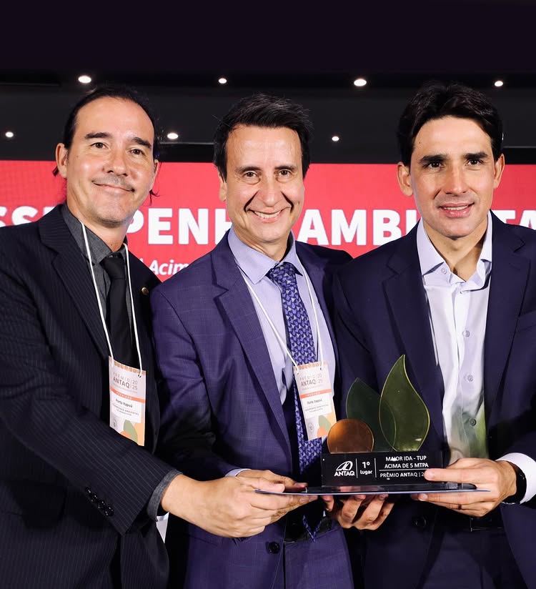 diretores-do-porto-de-itapoá-recebendo-premiações 