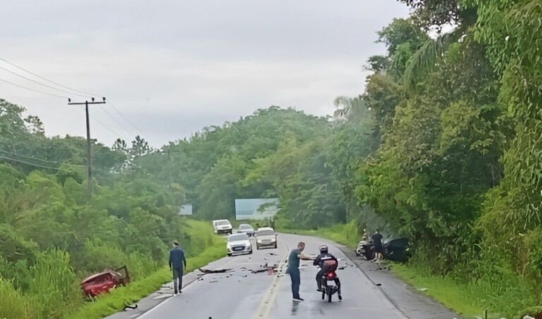 Quatro pessoas ficam feridas após colisão entre três veículos na estrada entre Itapoá e Guaratuba