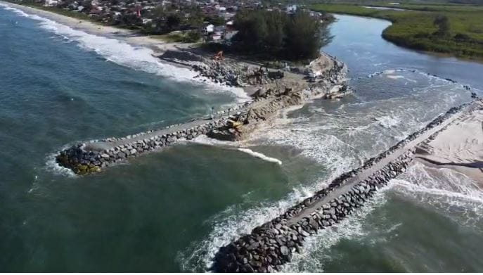 Nova saída para o mar em Itapoá já começa a tomar forma após dragagem no rio Saí-Mirim