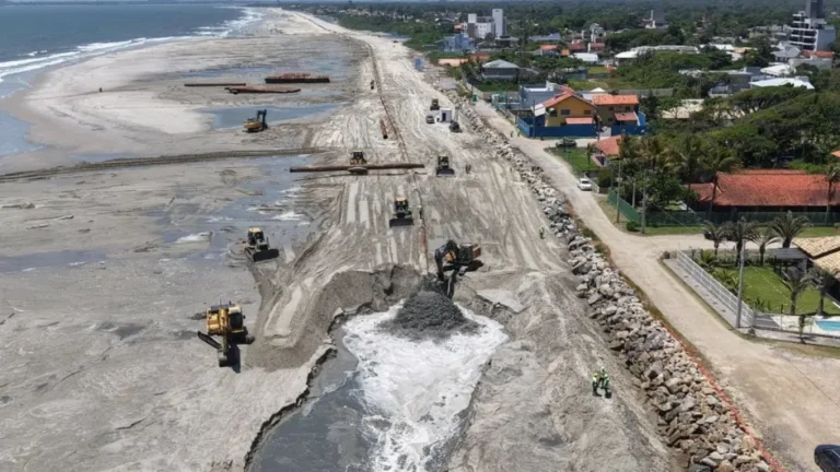 Obras de alargamento das praias de Itapoá avançam e se aproximam da reta final