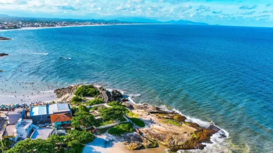 Praia-com-maior-alargamento-do-Brasil-e-eleita-como-um-dos-destinos-mais-acolhedores-de-SC-944x531.jpg.webp