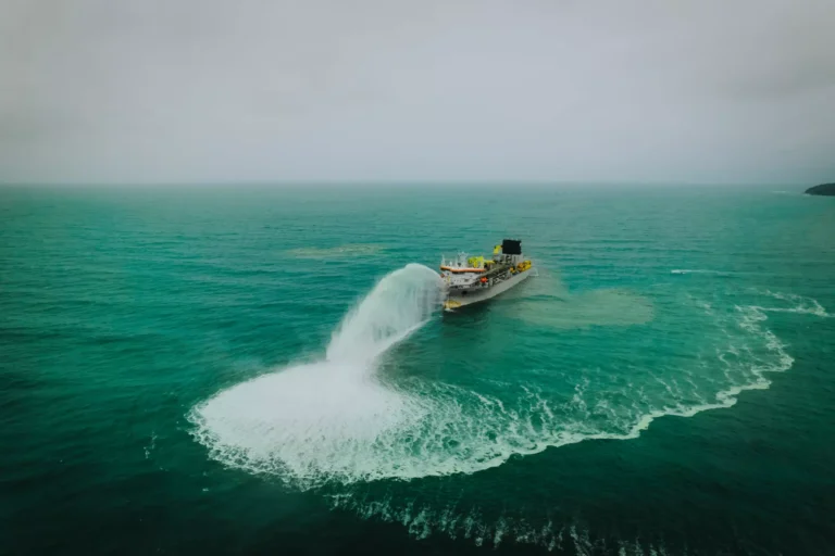 Draga deixa Baía de Babitonga e aguarda liberação para retomar obra em Itapoá