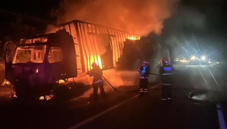 Caminhão carregado com ventiladores pega fogo na BR-376 e mobiliza equipes de emergência na divisa entre SC e PR