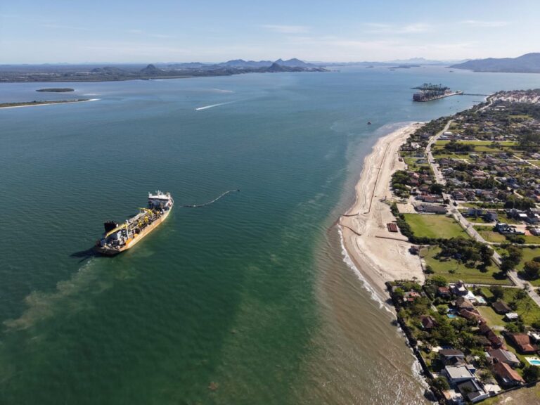 Alargamento da praia de Itapoá supera 70% e avança junto com dragagem na Baía da Babitonga