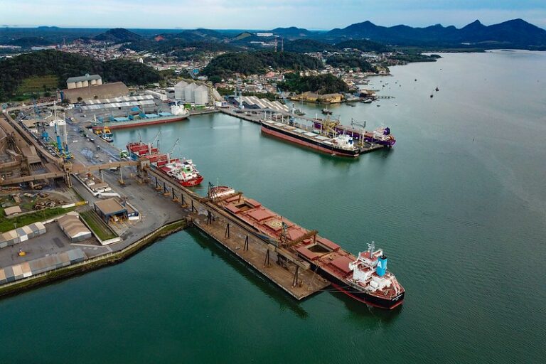 Nova rota na Baía da Babitonga deve permitir operação simultânea de navios em porto de SC