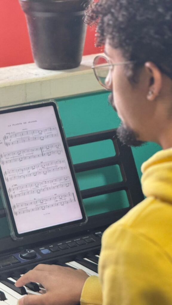 ETF - Escola Tocando em Frente