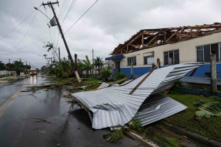 Ventania provoca destelhamentos e deixa imóveis sem energia em Garuva