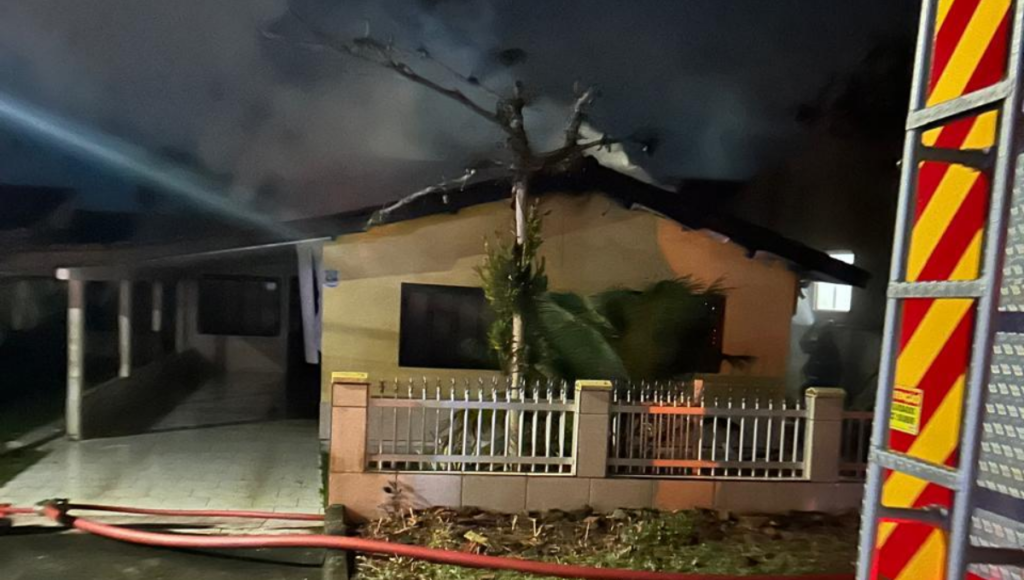 Incêndio destrói residência durante serviço de pintura em Garuva
