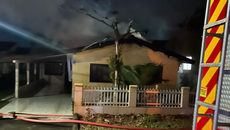 Incêndio destrói residência durante serviço de pintura em Garuva