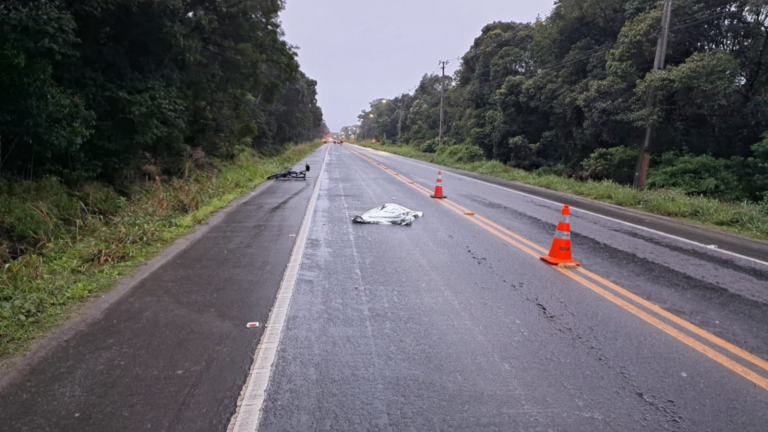 Ciclista morre em acidente envolvendo dois carros na Avenida Paraná, em Guaratuba