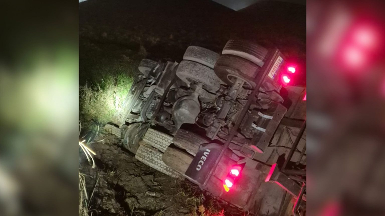 Acidente na SC-417 em Garuva deixa três pessoas feridas após tombamento de caminhão